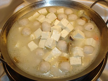 锅仔生菜鱼丸煮豆腐
